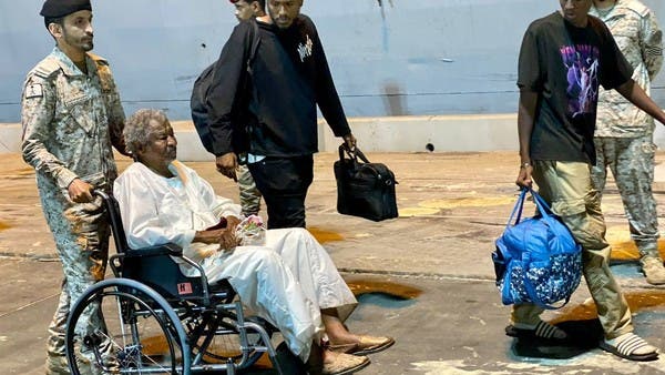 مشاهد إنسانية لرجال الأمن السعودي خلال استقبال القادمين من السودان  
