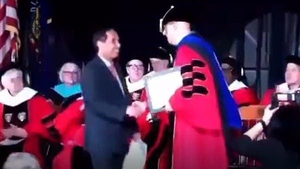 والد المبتعث الغريبي المقتول في أميركا يتسلم شهادة تخرج ابنه