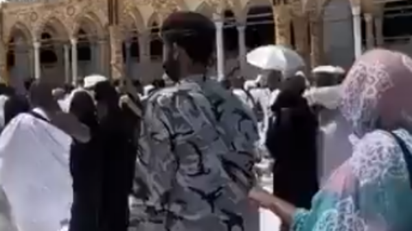 أمسكت طرف بزته.. مشهد لكفيفة ورجل أمن يخطف القلوب
