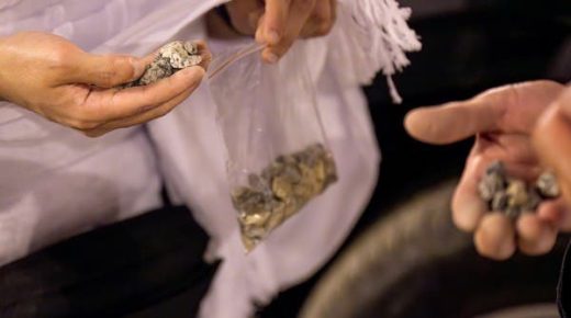 الحجاج يبدأون بجمع الحصى في مزدلفة استعداداً لرمي الجمرات