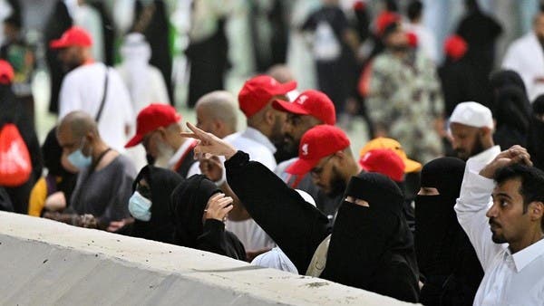 المتعجلون من الحجاج يبدأون رمي الجمرات ويتوجهون لطواف الوداع