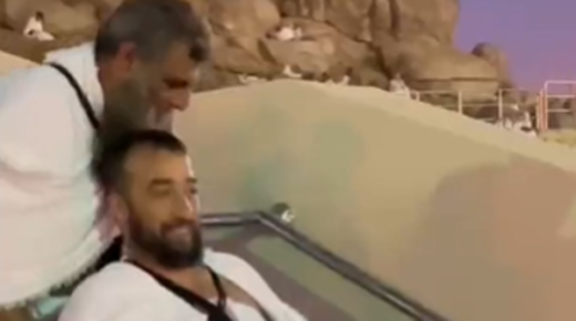 شاهد.. حاج بساق واحدة يدفع صديقه على كرسي متحرك