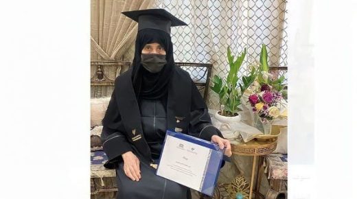 قصة مؤثرة.. سعودية في الـ70 تنال البكالوريس مع مرتبة الشرف