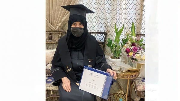 قصة مؤثرة.. سعودية في الـ70 تنال البكالوريس مع مرتبة الشرف