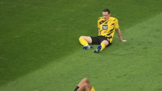 دورتموند يفسخ عقد مدافعه شولز قبل نهايته