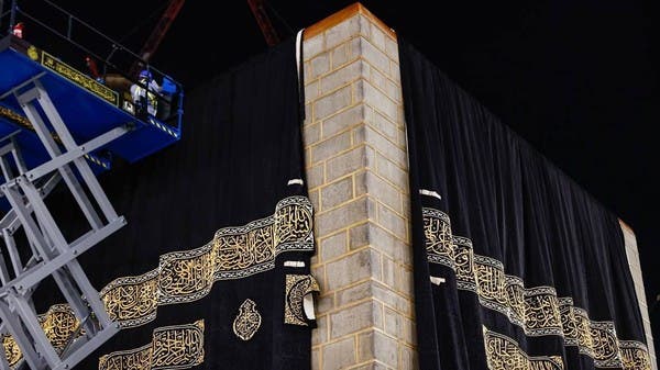 شؤون الحرمين تستبدل كسوة الكعبة المشرفة