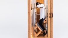 شركة يابانية تكشف عن غرفة عمودية تسمح لك بالنوم أثناء الوقوف