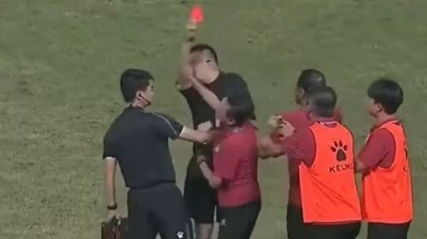 بعد صفعه للحكم.. إيقاف مدرب صيني ثمانية أشهر