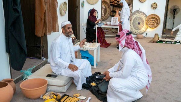 بمواصفات خاصة.. صانع بشوت سعودي يروي قصة طلب من السلطان قابوس
