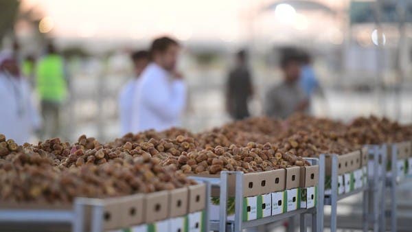 شاهد.. 10 آلاف عربة ذكية تحمل أطنان التمور بأحد أسواق السعودية
