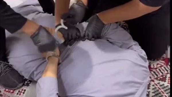 فيديو مداهمة حية.. ضبط 3 مروجين بالرياض بحوزتهم نصف مليون قرص مخدر
