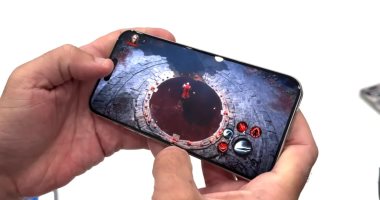 أبل تصف هاتفها iPhone 15 Pro بـ”أفضل وحدة تحكم في الألعاب”.. لهذا السبب