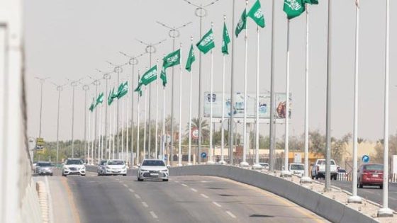 في اليوم الوطني.. الطرق في السعودية تزين بالأعلام