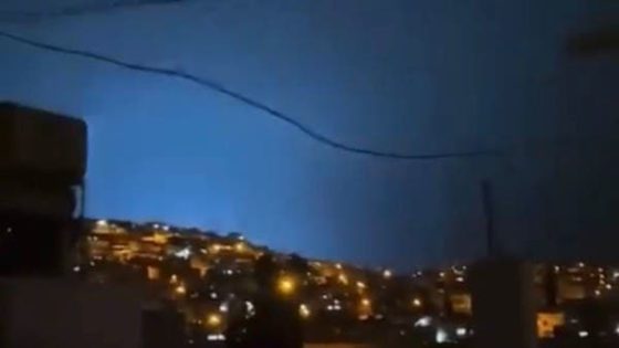 ما حقيقة الوميض الأزرق الذي يسبق الزلازل؟ خبير يجيب