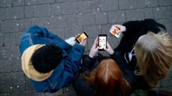 كم هاتف ذكى تم شحنه للمستخدمين حول العالم فى آخر ثلاثة أشهر؟