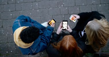 كم هاتف ذكى تم شحنه للمستخدمين حول العالم فى آخر ثلاثة أشهر؟