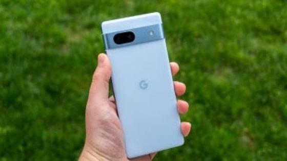 إيه الفرق؟.. أبرز الاختلافات بين هاتف Google Pixel 7a وiPhone SE 2022