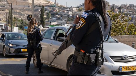 إصابتان إحداهما خطيرة في إطلاق نار على حافلة مستوطنين في …