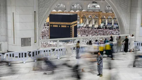 معتمر يلقي بنفسه من طابق مرتفع في الحرم المكي.. والأمن …