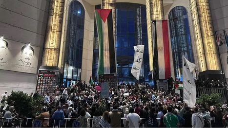 ملصقات ضد السيسي والعرجاني احتجاجا على اعتقال متضامنين …
