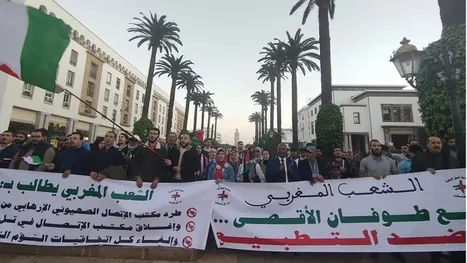 مناهضو التطبيع المغاربة يحتجون أمام البرلمان بالرباط …