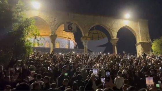 هتافات للمقاومة في الأقصى.. والاحتلال يعتدي على المصلين …