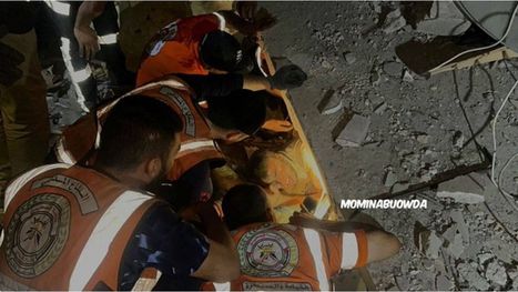 فلسطيني يضرب مثالا في الصمود والصبر من تحت الأنقاض في …