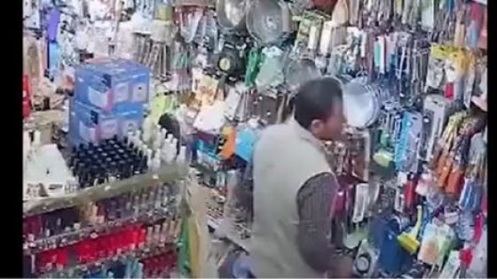 لقطات توثق شراء السائح التركي سكينا قبل تنفيذه عملية طعن …