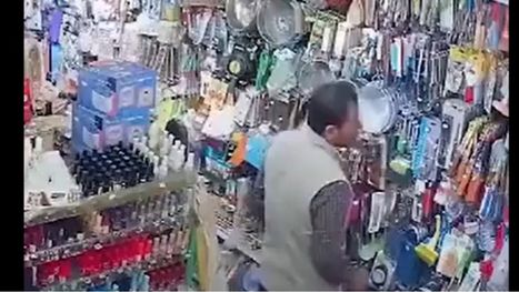 لقطات توثق شراء السائح التركي سكينا قبل تنفيذه عملية طعن …