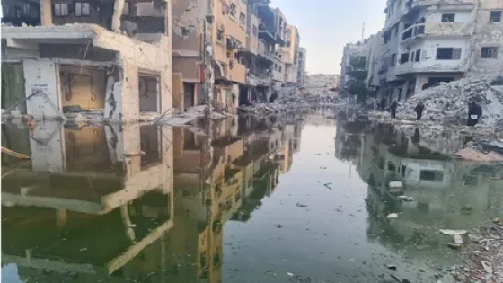 أزمة المياه العادمة تهدد حياة النازحين وسط قطاع غزة …