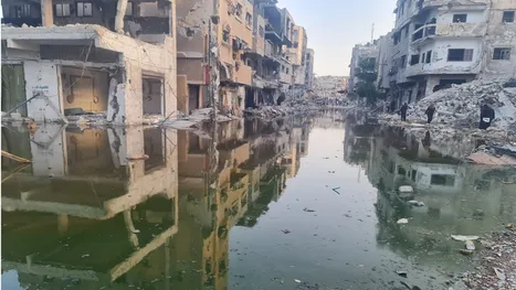 أزمة المياه العادمة تهدد حياة النازحين وسط قطاع غزة …