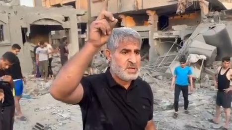 عبارات مؤثرة من والد شهيد بعد انتشاله ابنه من تحت …