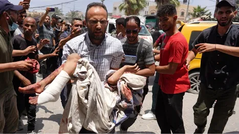 تحرك بعد أن ظنوه شهيدا.. مشاهد قاسية لطفل مصاب في مجزرة …