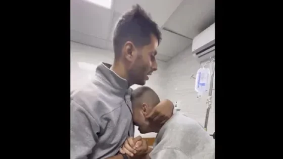 مشاهد مؤثرة للحظة إبلاغ معتقل من غزة باستشهاد شقيقه قبل …